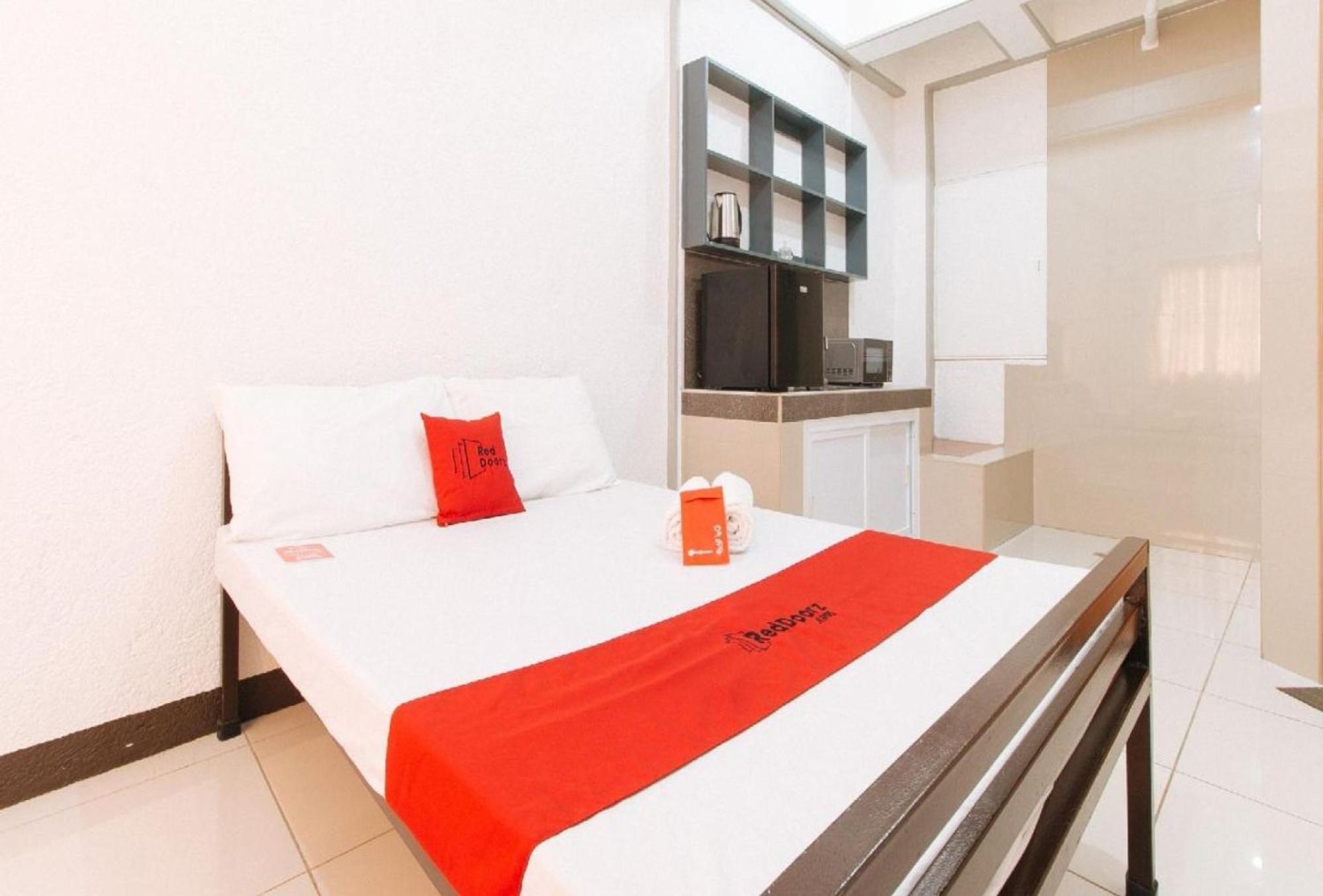 Reddoorz Plus Near Tambo Paranaque Paranaque City Exterior foto